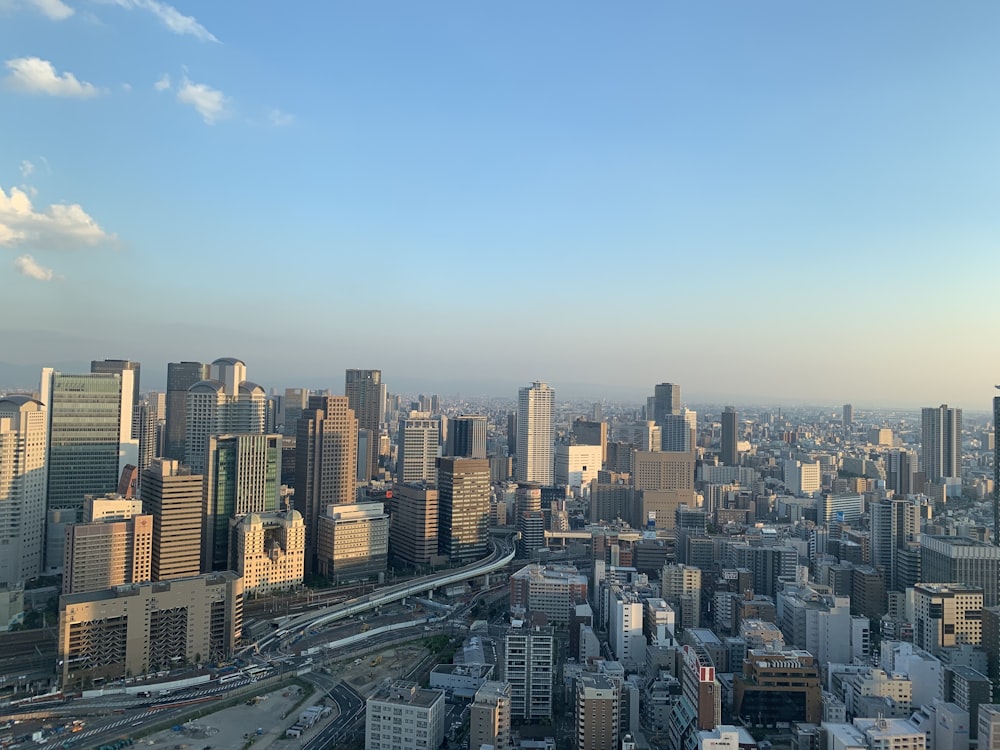 昼間の青空に映る街の建物